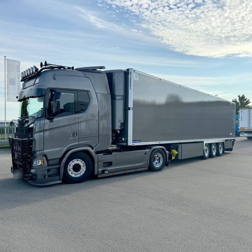 Тягач Scania S с рефрижераторным полуприцепом на стоянке